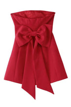 Robe mini à épaules dénudées et nœud dans le dos, idéale pour une soirée inoubliable 