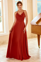 Vestido largo de dama de honor con tirantes finos