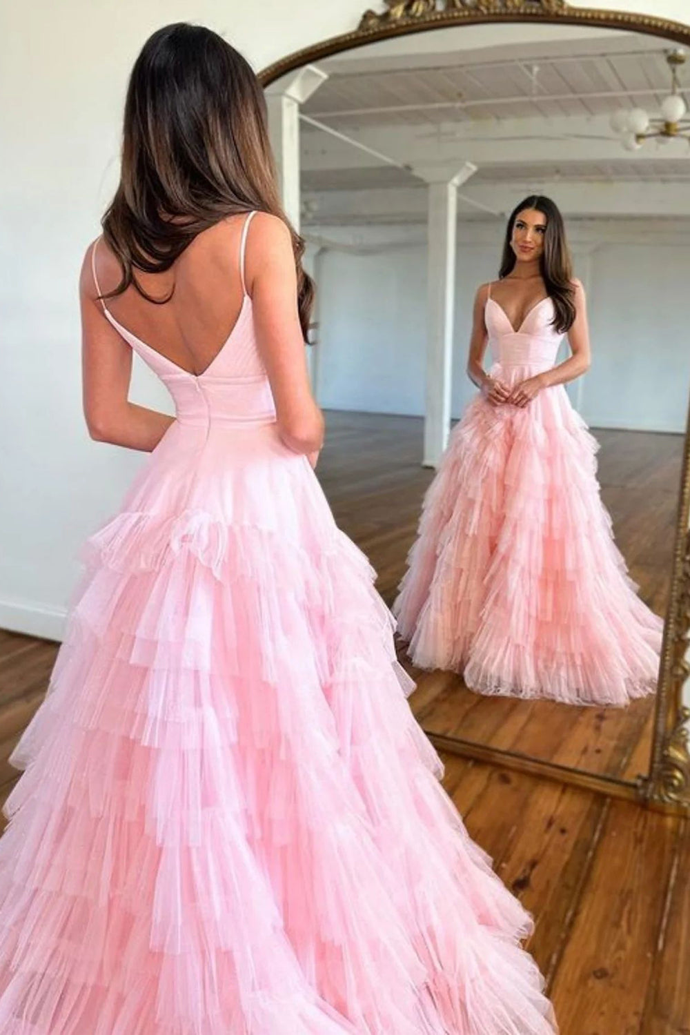 Vestido largo de fiesta rosa con tirantes finos, corte en A y volantes