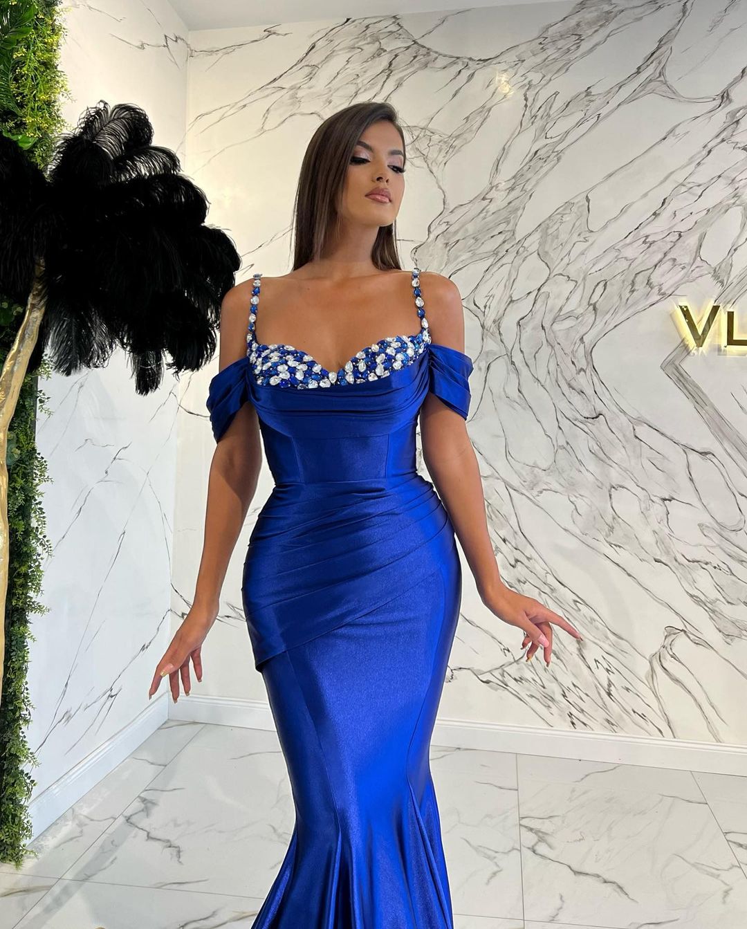 Vestido largo de noche de satén con tirantes finos y escote corazón estilo sirena