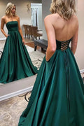 Vestido largo de fiesta verde oscuro sin tirantes, corte en A, espalda cruzada.