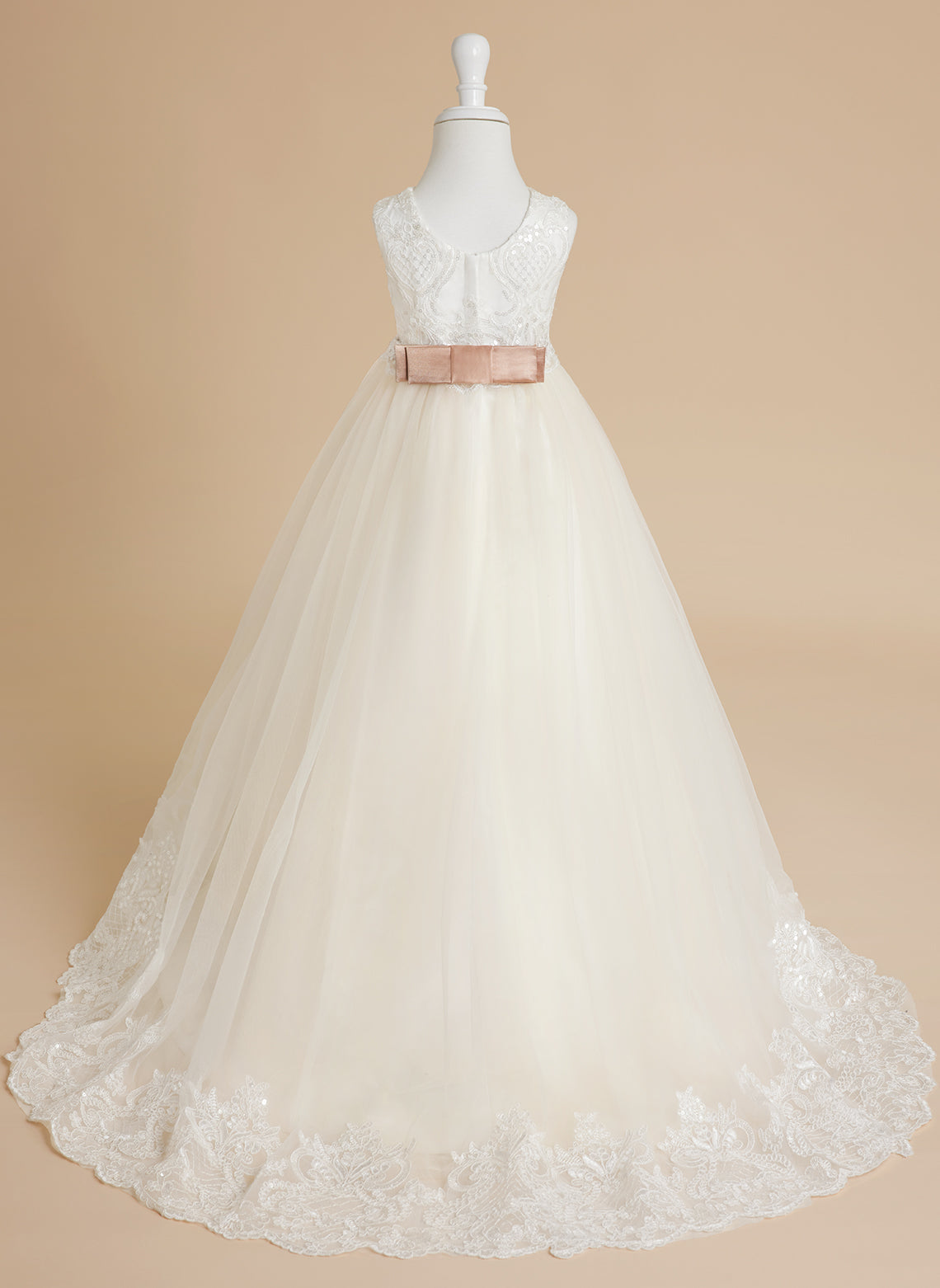 Vestido de niña de las flores color marfil, estilo princesa, con cola de tul y corte de baile. 