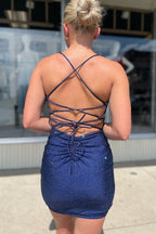 Vestido corto azul marino de fiesta con tirantes finos y lentejuelas.