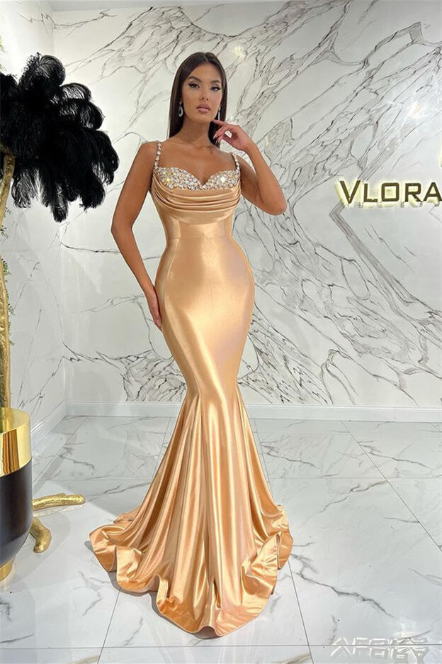 Vestido largo de noche de satén con tirantes finos y escote corazón estilo sirena