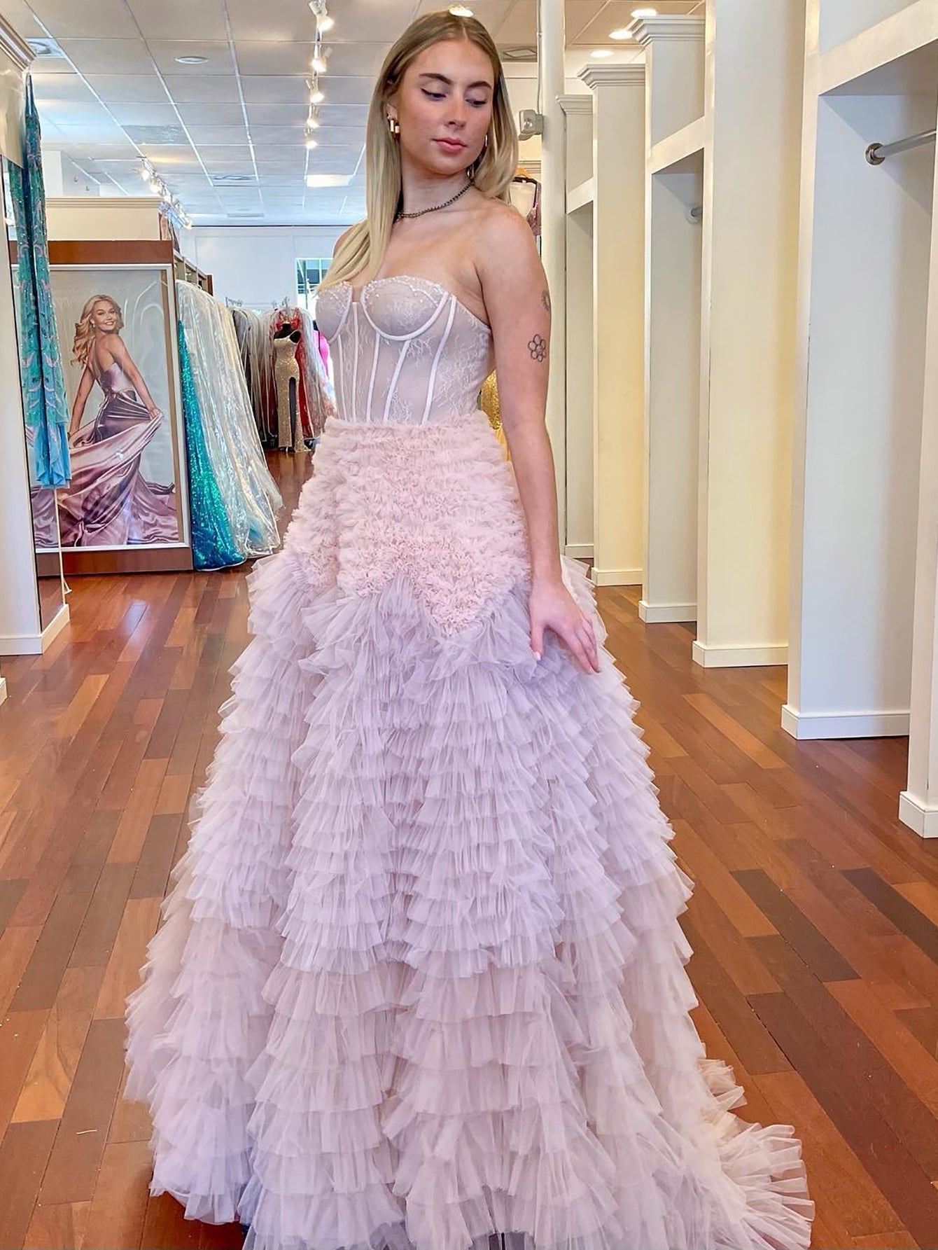 Vestido largo de fiesta de tul con volantes y escote corazón en línea A