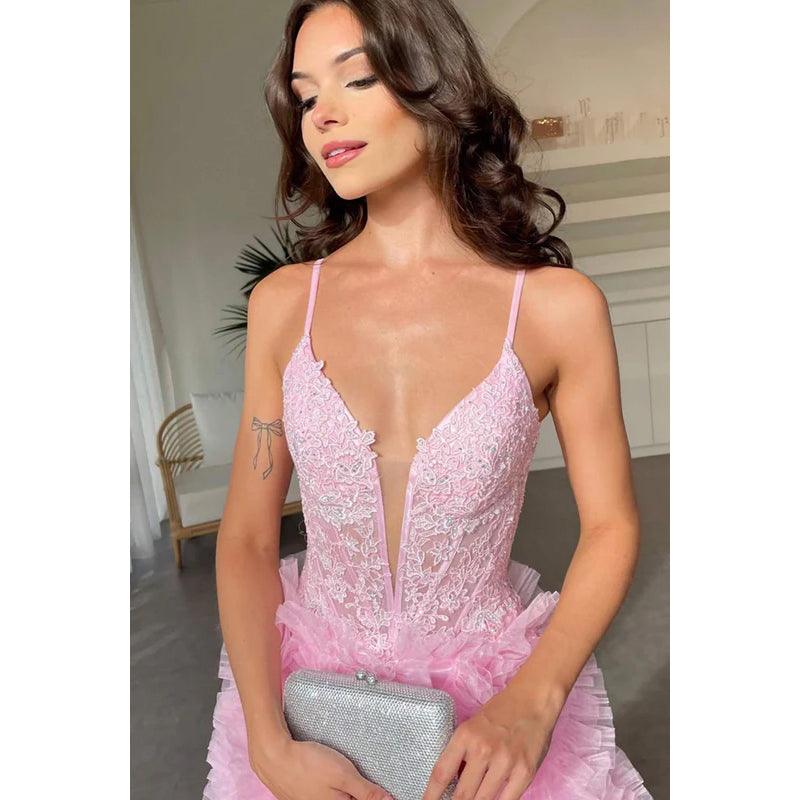 Vestido de fiesta de noche glamuroso y dramático con tirantes finos, escote en V y abertura, sin mangas