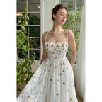 Robe de soirée trapèze à bretelles spaghetti et dentelle transparente appliquée 