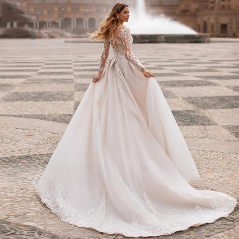 Robe de mariée trapèze à col rond, ornée de perles de cristal, élégante robe bohème en dentelle appliquée, manches longues, idéale pour une fête en bord de mer. Robe de mariée élégante et bohème, manches longues, ornée de dentelle appliquée.