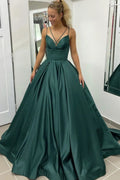 Vestido de graduación verde oscuro de corte A con tirantes finos y cola corta
