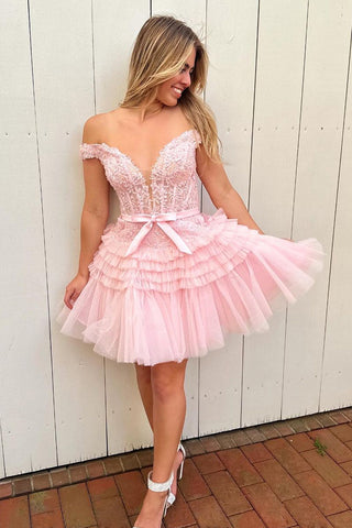 Lindo vestido corto rosa de corte A con hombros descubiertos y volantes para baile de bienvenida