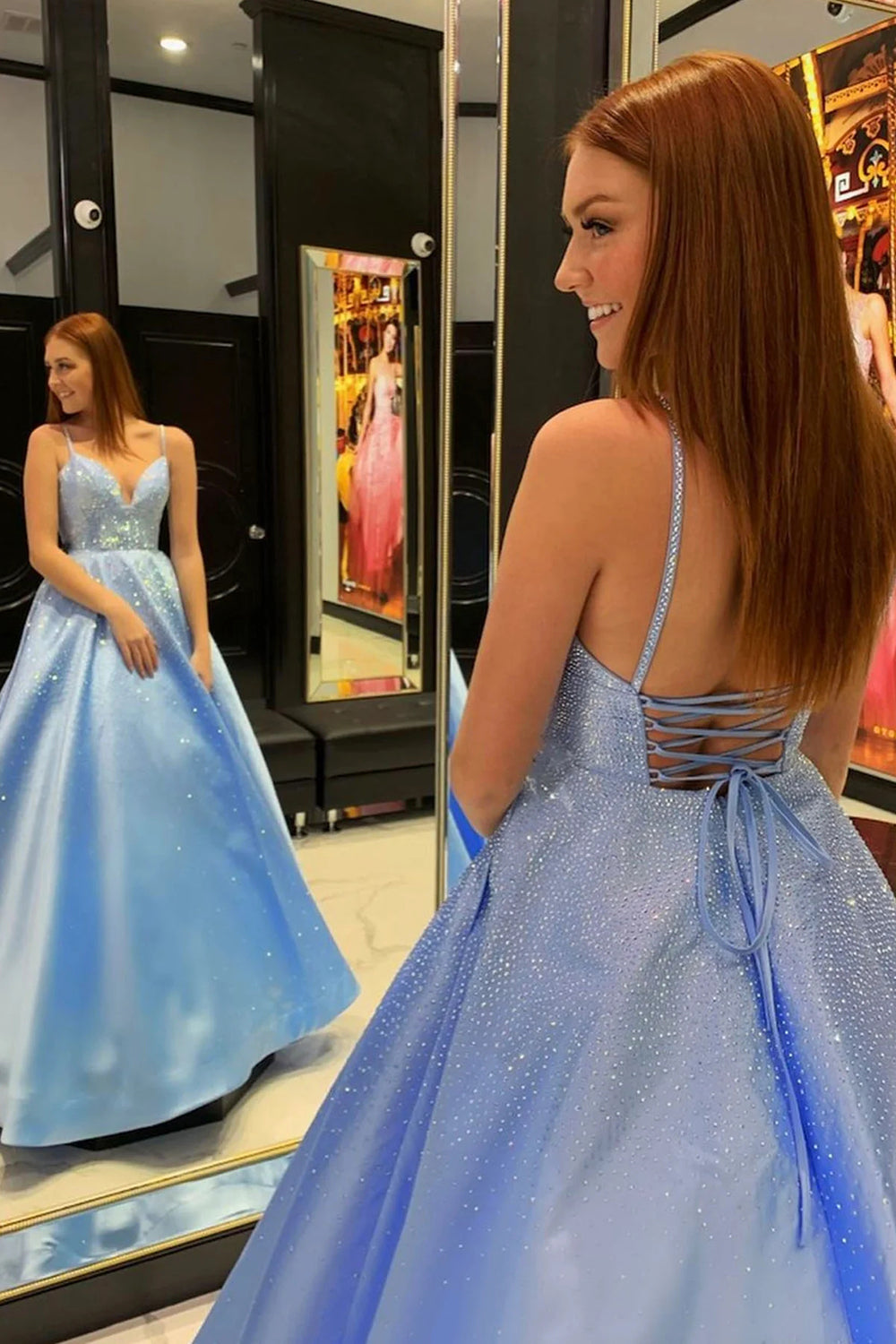 Vestido largo azul de fiesta con tirantes finos, corte en A y espalda cruzada.