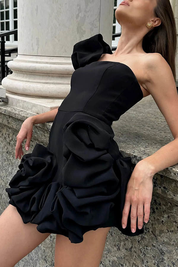 Robe mini à épaules dénudées et ourlet volanté, allure ravissante et élégante 