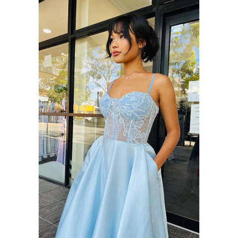 Vestido de fiesta de corte A con escote en forma de corazón, tirantes finos y apliques de encaje