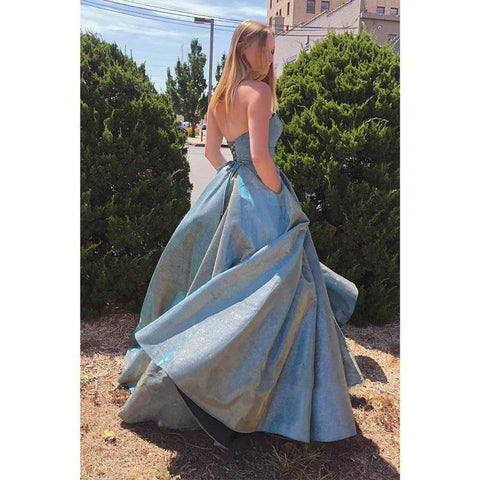 Vestido largo de gala con escote corazón, pliegues y lentejuelas, con bolsillos. 