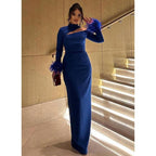 Vestido de noche azul rey con escote alto, mangas largas y plumas 