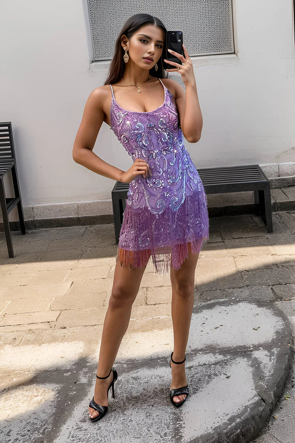 Vestido corto ajustado de lentejuelas con flecos y tirantes finos para baile de bienvenida