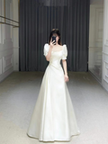 Robe de mariée rétro en satin blanc Y4781