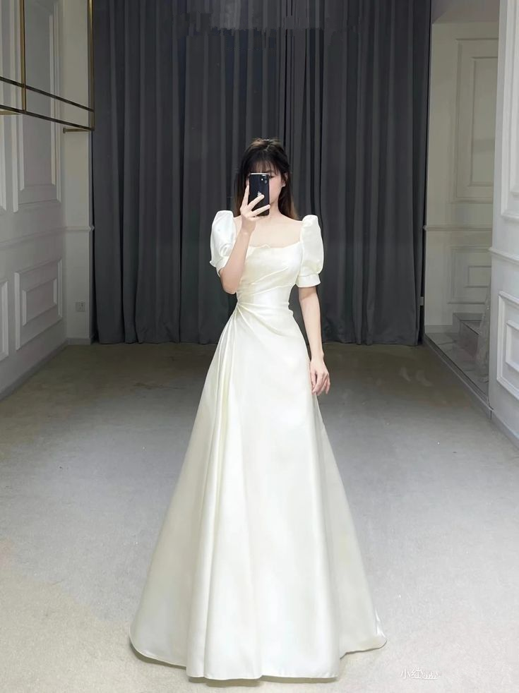 Robe de mariée rétro en satin blanc Y4781