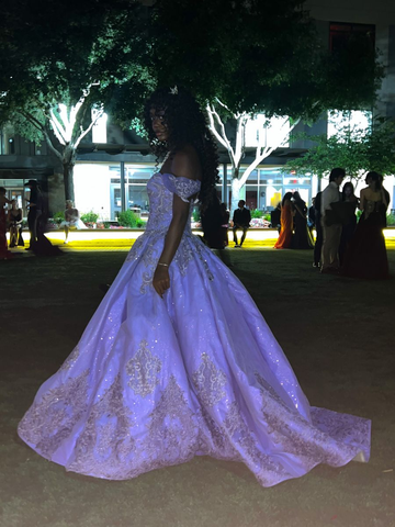 Impresionante vestido de gala morado con hombros descubiertos, ideal para quinceañeras o como vestido de princesa de cumpleaños (Y4799).