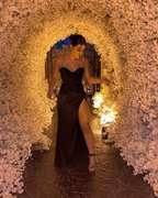 Robe de soirée fourreau noire élégante avec fente, robe de gala noire Y6257