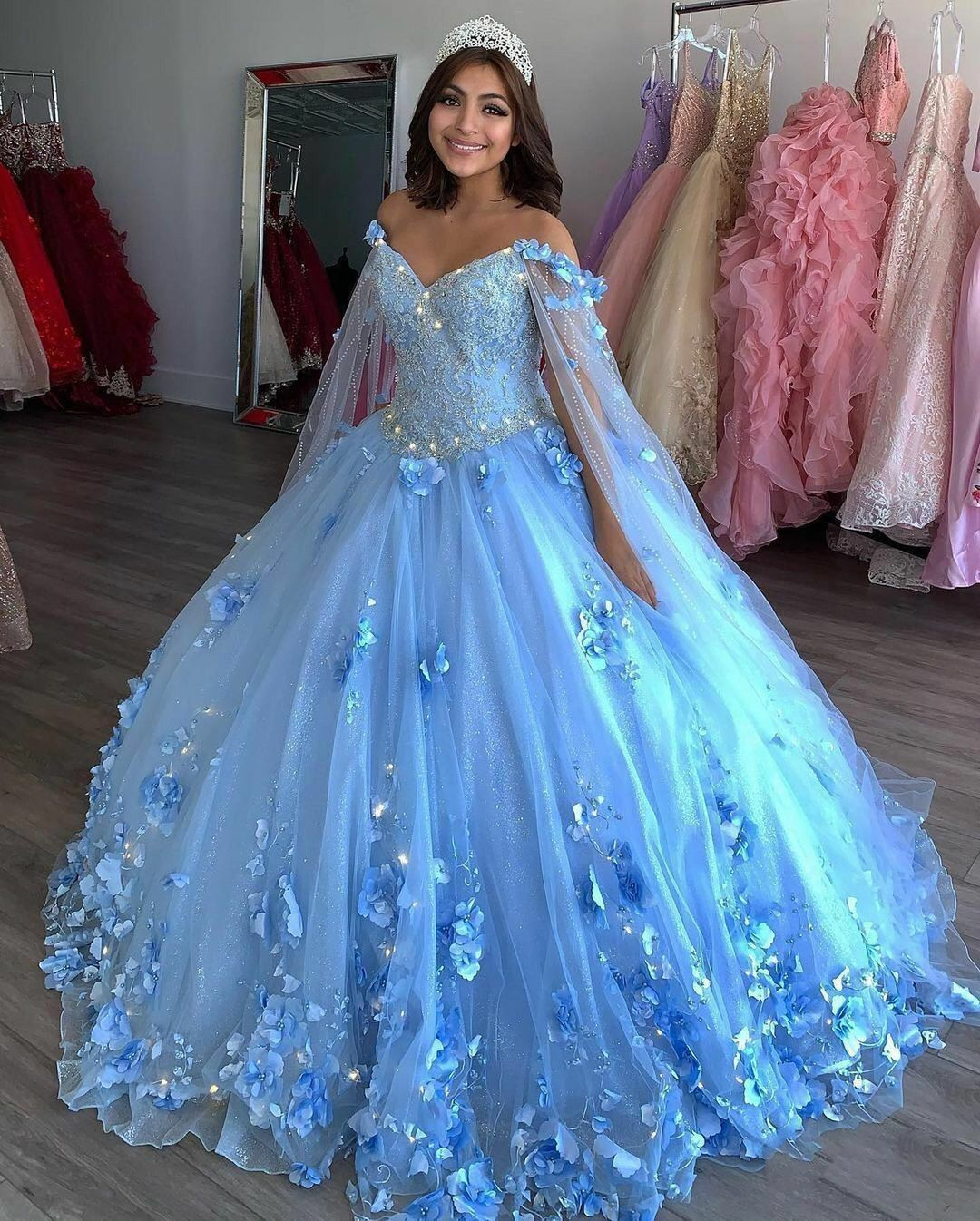 Vestido de quinceañera azul claro con flores, corte princesa, hombros descubiertos, apliques de encaje, flores 3D, cuentas de cristal, mangas largas, estilo dulce 16, modelo Y759