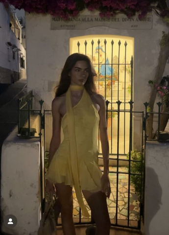 Robe de soirée courte sexy jaune en mousseline à col halter Y8465