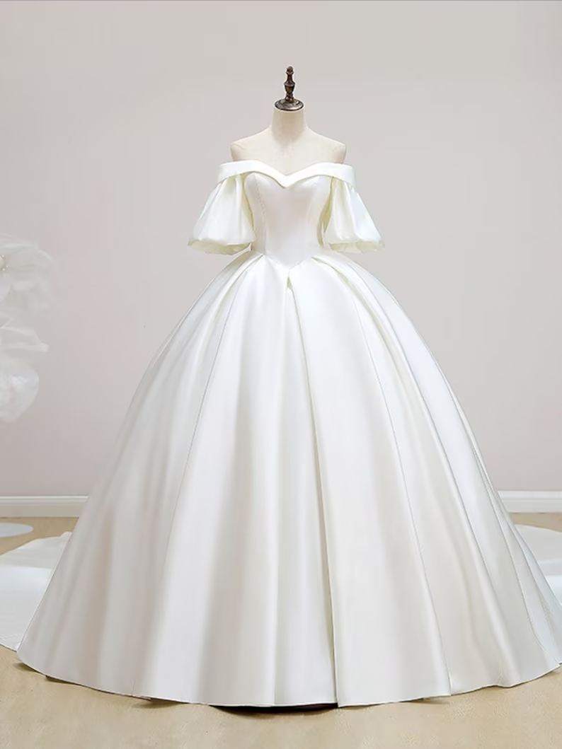 Robe de mariée simple à épaules dénudées et manches courtes, en satin, avec traîne chapelle, style bal, référence Y2388