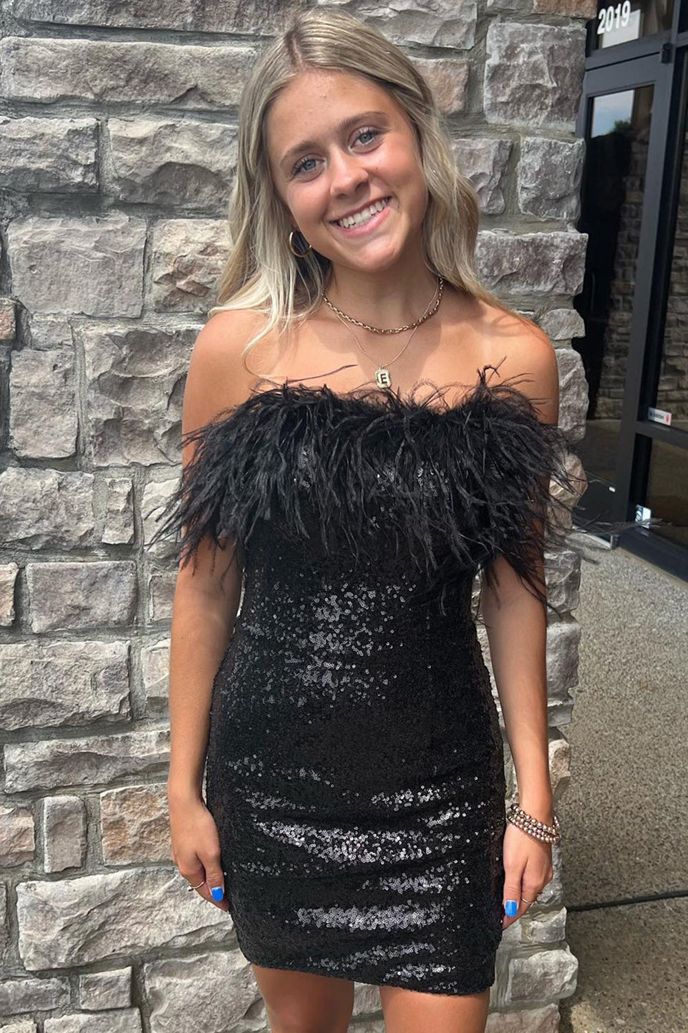 Vestido corto de fiesta de bienvenida morado sin tirantes con lentejuelas y plumas