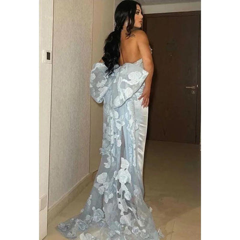 Vestido largo de fiesta de corte sirena, sin tirantes, con lazo de tul y cola de barrido