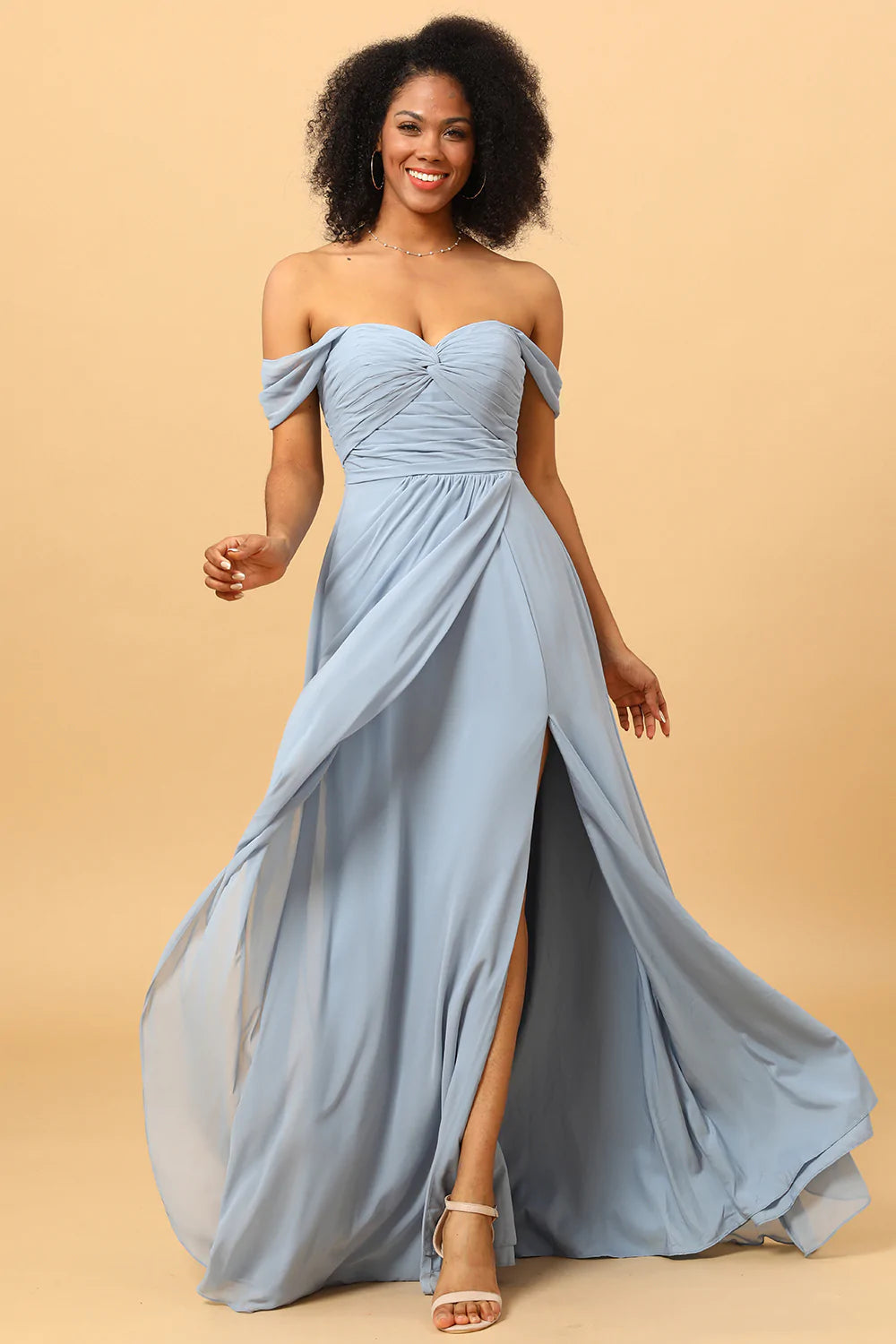 Vestido de dama de honor azul de gasa con hombros descubiertos y abertura