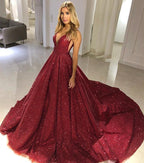 Vestido de noche burdeos con lentejuelas, corte en A, hombros descubiertos y escote en V.