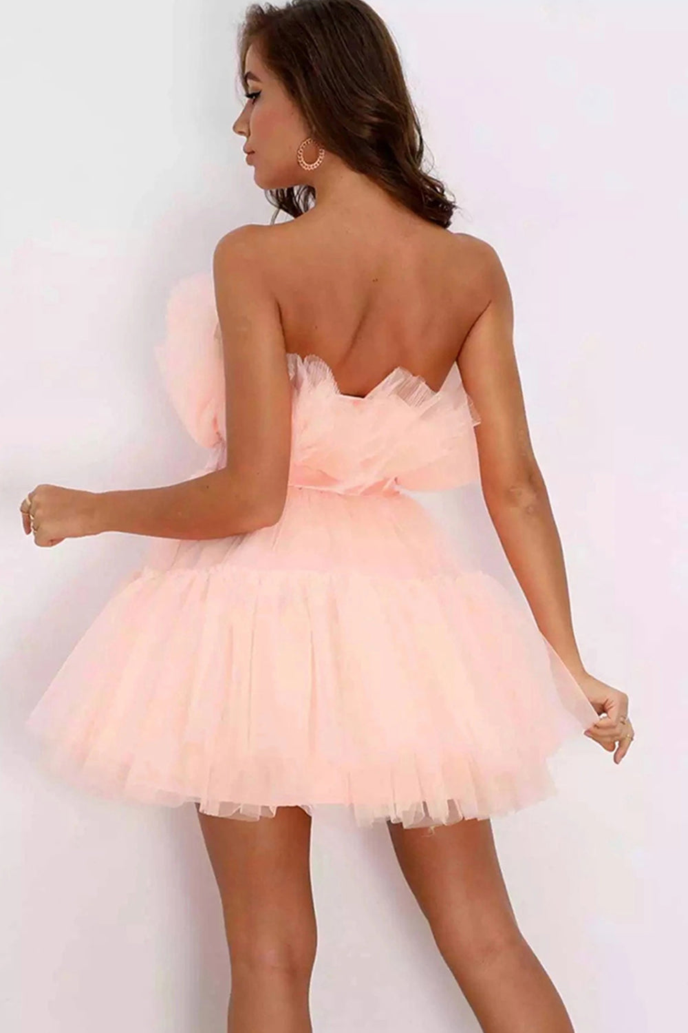 Lindo vestido corto negro sin tirantes de corte en A para baile de bienvenida