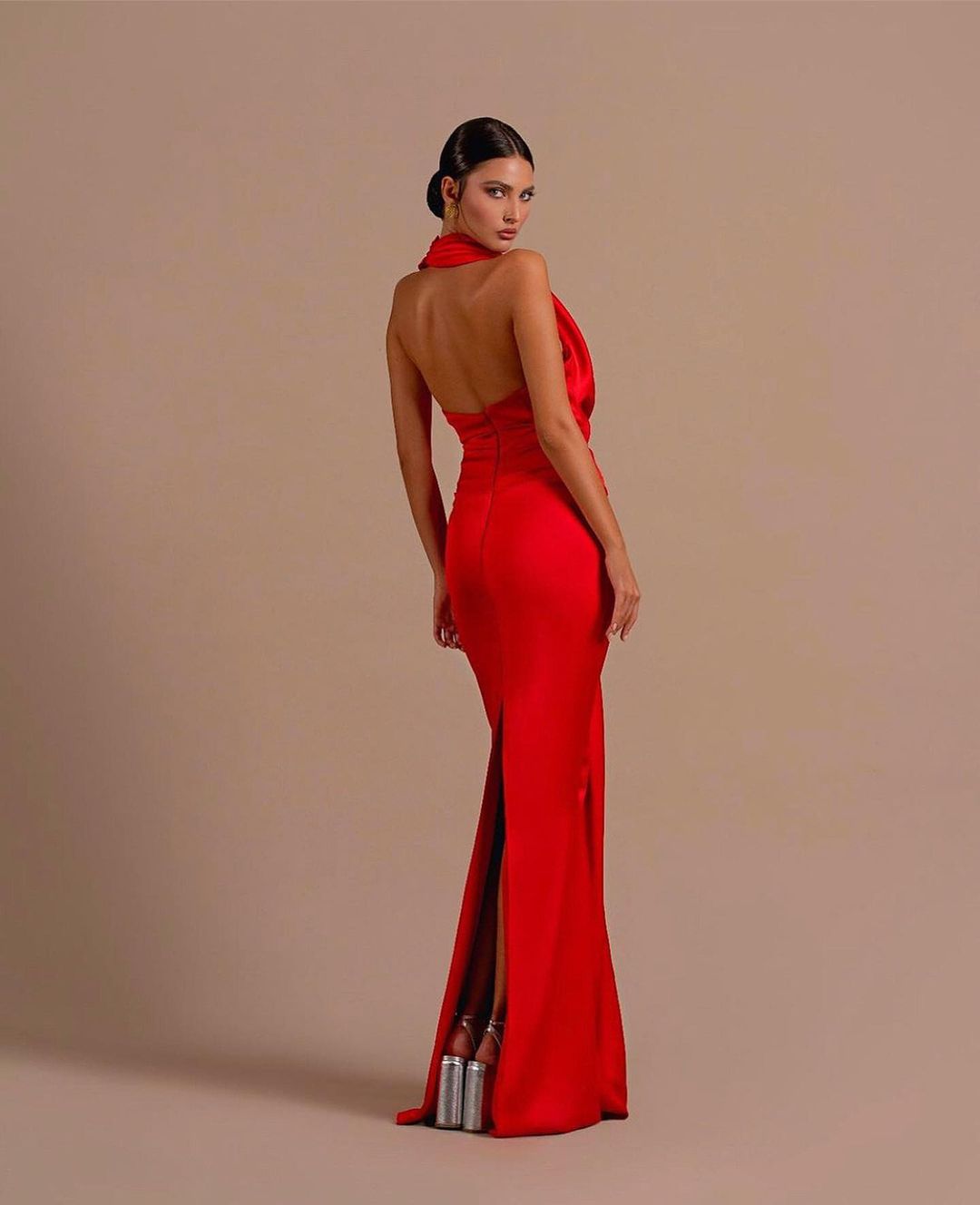 Vestido de fiesta sirena sin mangas con escote halter y atrevida espalda descubierta