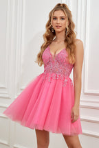 Vestido corto de fiesta de bienvenida con tirantes finos, corte en A y espalda descubierta