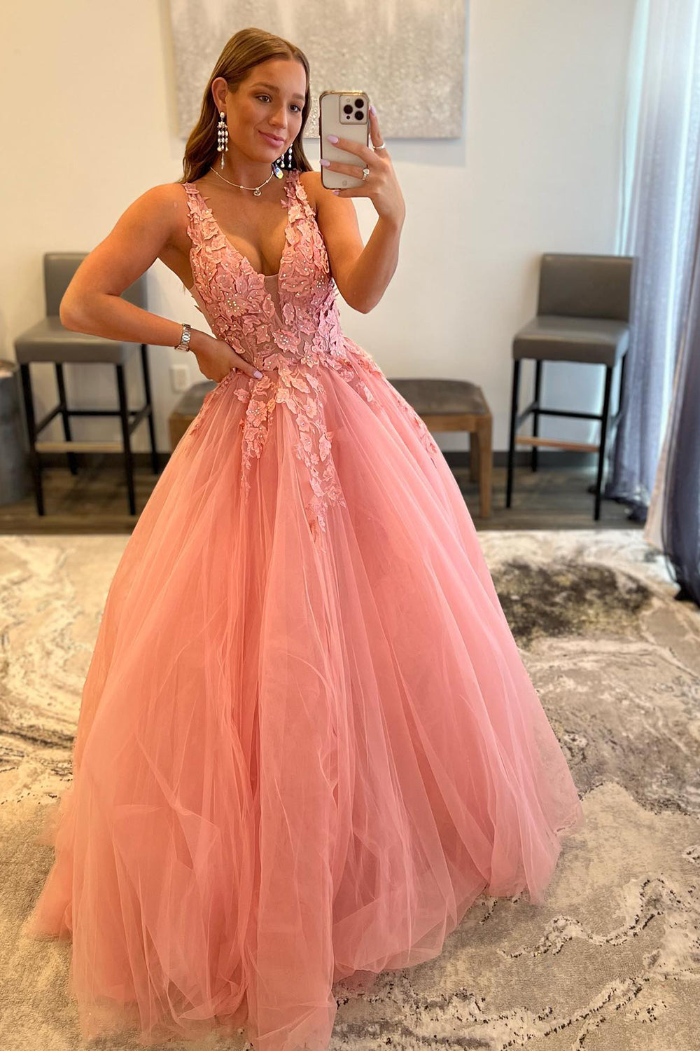 Vestido de fiesta naranja de corte A con escote en V y apliques