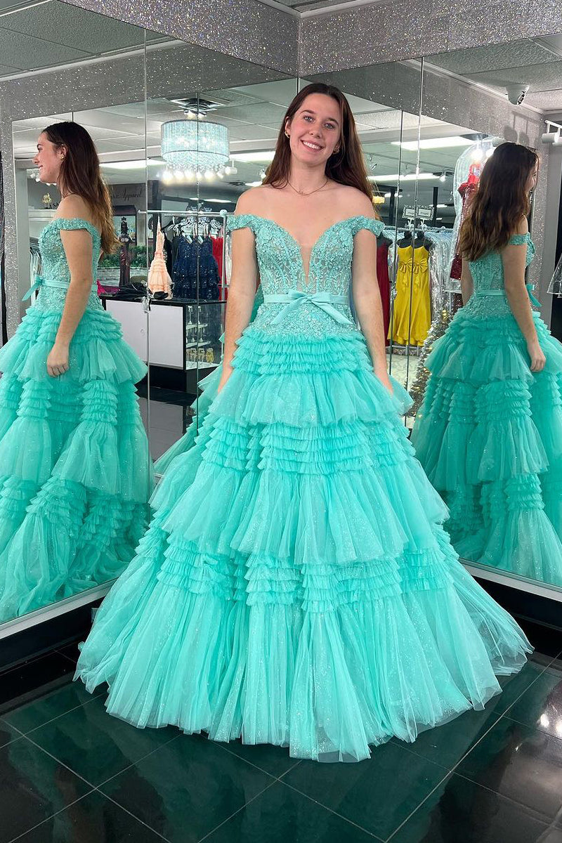 Vestido largo de fiesta rosa claro con escote barco y volantes