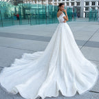 Robe de mariée romantique en dentelle, décolleté en V, ornée de perles, épaules dénudées, épaules dénudées, style princesse.