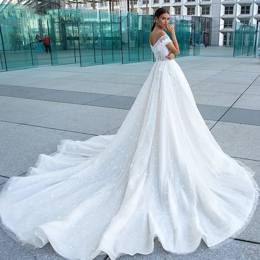 Robe de mariée romantique en dentelle, décolleté en V, ornée de perles, épaules dénudées, épaules dénudées, style princesse.