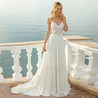 Robe de mariée à fines bretelles, élégante robe de mariée en mousseline de soie avec application de dentelle et décolleté en V dos nu, confectionnée sur mesure. 