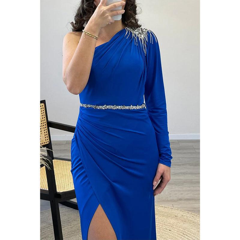 Vestido de fiesta largo de satén azul rey con un hombro al descubierto y cuentas, corte tubo/columna 