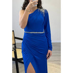 Vestido de fiesta largo de satén azul rey con un hombro al descubierto y cuentas, corte tubo/columna 