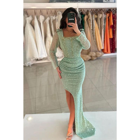 Robe de soirée longue plissée brodée de perles et fourreau 