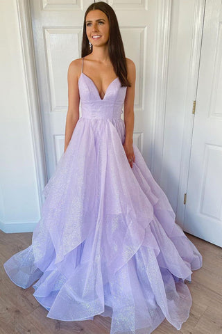 Robe de bal lilas à fines bretelles pailletées