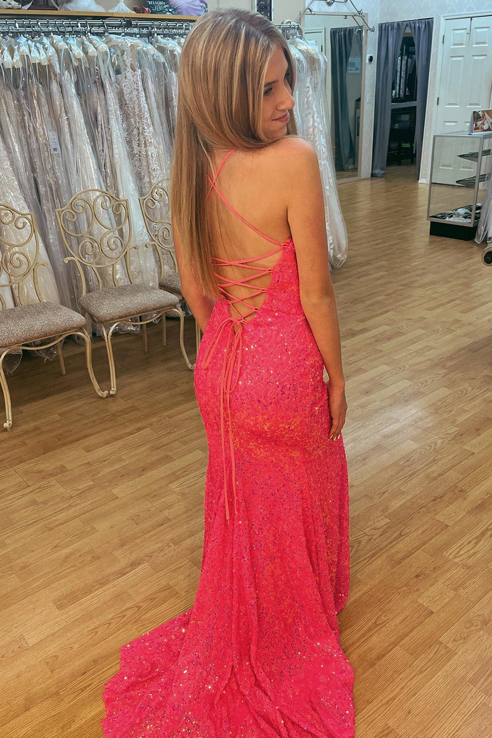 Robe de bal à sequins avec laçage au dos