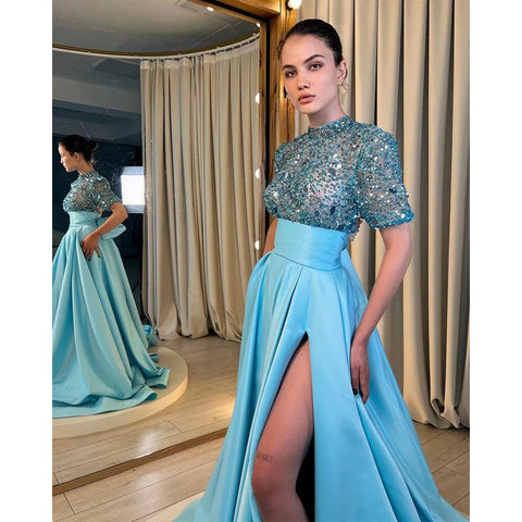 Vestido de fiesta único con escote alto, cuentas, media manga, brillante y abertura 