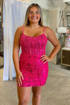 Robe de bal élégante rose fuchsia à bretelles spaghetti et corset, ornée d'appliqués