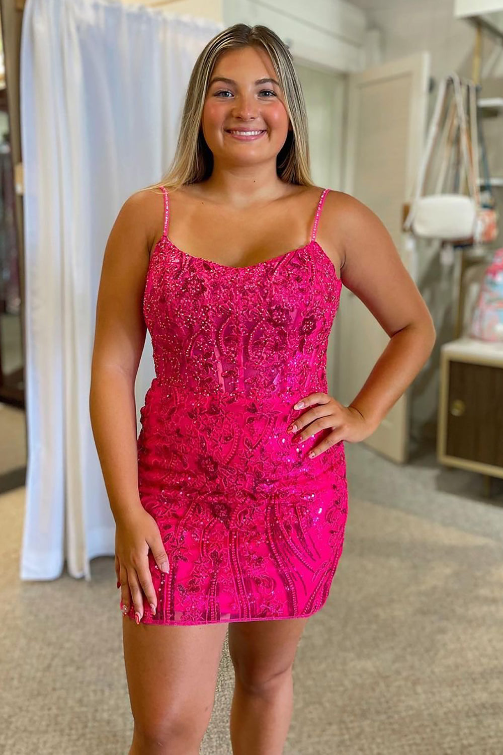 Elegante vestido de fiesta de corte tubo, tirantes finos, corsé rosa fucsia con apliques