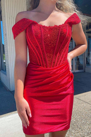 Robe de bal courte moulante à épaules dénudées avec appliques