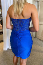 Robe de bal moulante sans bretelles ornée de perles