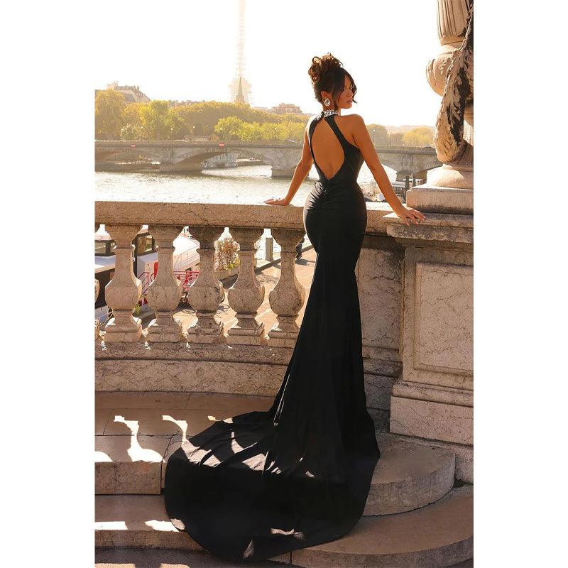 Vestido de fiesta largo de satén con cuello alto, cuentas y cola